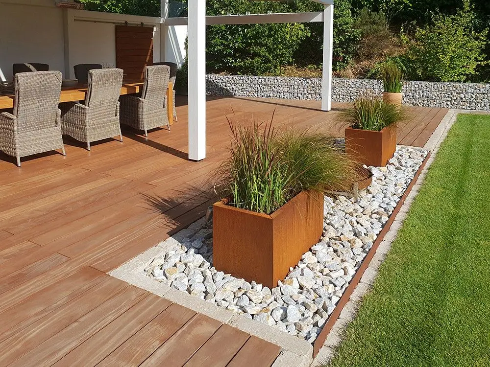 Holzterrasse mit Kübelpflanzen