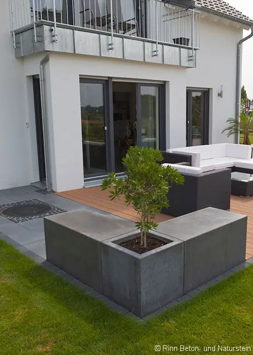 Terrassenbereich am modernen Haus